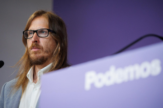 Archivo - El secretario de Organización y Portavoz de Podemos, Pablo Fernández, durante una rueda de prensa