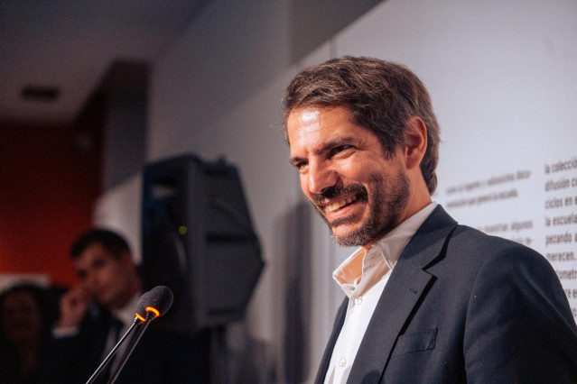 El ministro de Cultura, Ernest Urtasun durante la inauguración de la exposición ‘Los 100 metros libres: Vida y milagros de la Escuela de Cine (1947-1976)’ en la Sala de exposiciones de Filmoteca Española, a 3 de octubre de 2024, en Madrid (España). La mue