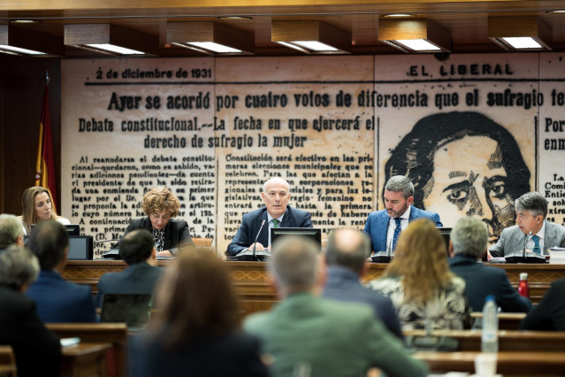 (I-D)La secretaria primera, Lucía Yeves Leal, la vicepresidenta primera, Teresa María Belmonte Sánchez, el presidente de GAD3, Narciso Michavila, el presidente Antonio Luengo Zapata y el vicepresidente segundo Gabriel Colomé García, atendiendo a la compar