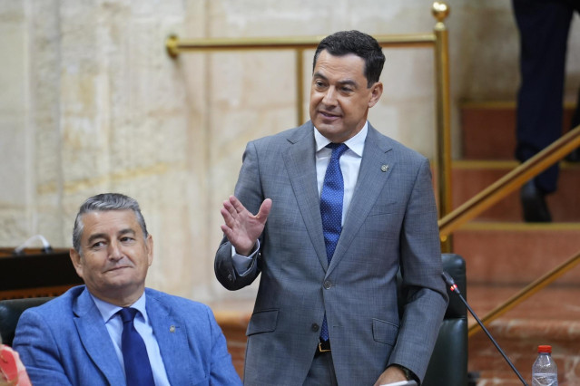 El presidente de la Junta de Andalucía, Juanma Moreno toma la palabra durante la segunda jornada del Pleno del Parlamento andaluz. A 3 de octubre de 2024, en Sevilla (Andalucía, España). En la sesión se realizó el control al Gobierno, con preguntas de los