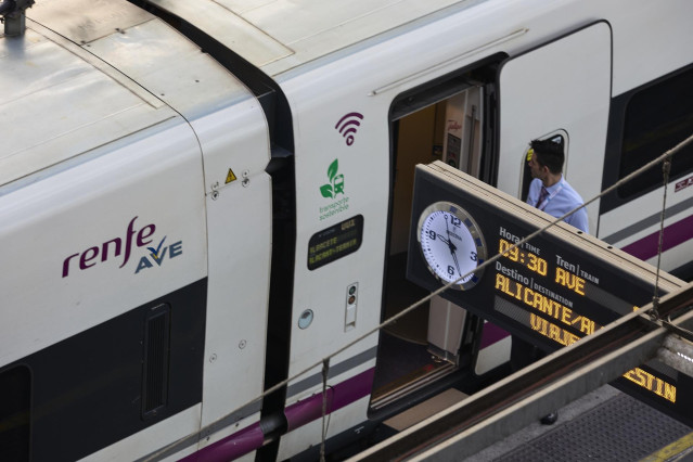 Archivo - Un trabajador de Renfe en las puertas de un AVE, en la estación Puerta de Atocha, a 3 de agosto de 2022, en Madrid (España).