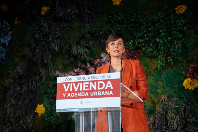 La ministra de Vivienda, Isabel Rodríguez, durante una rueda de prensa, antes de la Conferencia Sectorial de Vivienda con los responsables autonómicos, en la sede del Ministerio, a 3 de octubre de 2024, en Madrid (España).