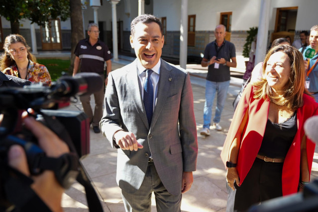 El presidente de la Junta de Andalucía, Juanma Moreno (c) llega al comienzo de su toma de palabra durante la segunda jornada del Pleno del Parlamento andaluz.