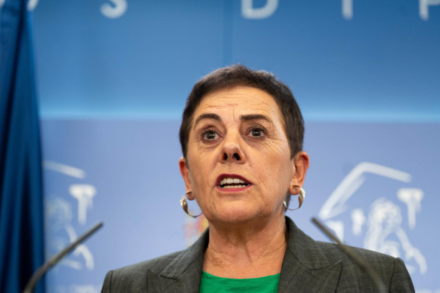 La diputada de EH Bildu en el Congreso, Mertxe Aizpurua, durante una rueda de prensa, en el Congreso de los Diputados, a 3 de octubre de 2024, en Madrid