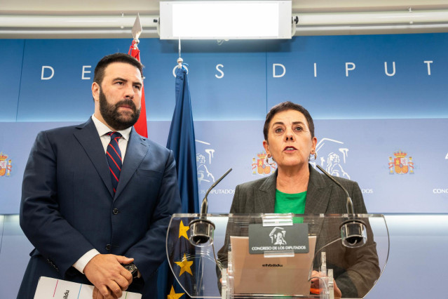 (I-D) El diputado de EH Bildu Jon Iñarritu y la diputada de EH Bildu en el Congreso, Mertxe Aizpurua, durante una rueda de prensa, en el Congreso de los Diputados, a 3 de octubre de 2024, en Madrid