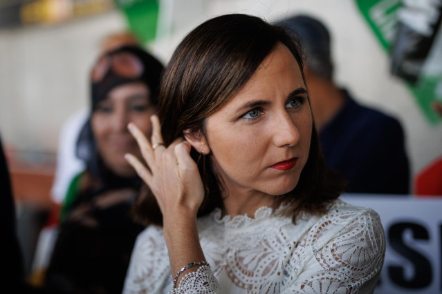 La secretaria general de Podemos, Ione Belarra, ofrece declaraciones a los medios en la Terminal T-1 del Aeropuerto Adolfo Suárez-Madrid Barajas, tras no permitirle visitar a los saharauies retenidos, a 23 de septiembre de 2024, en Madrid (España).