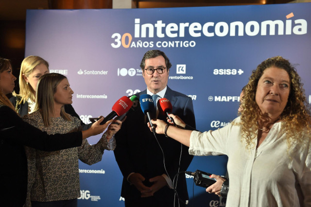 El presidente de la CEOE, Antonio Garamendi, atiende a los medios de comunicación durante el acto de conmemoración del 30º aniversario de Radio Intereconomía, en el Teatro Real