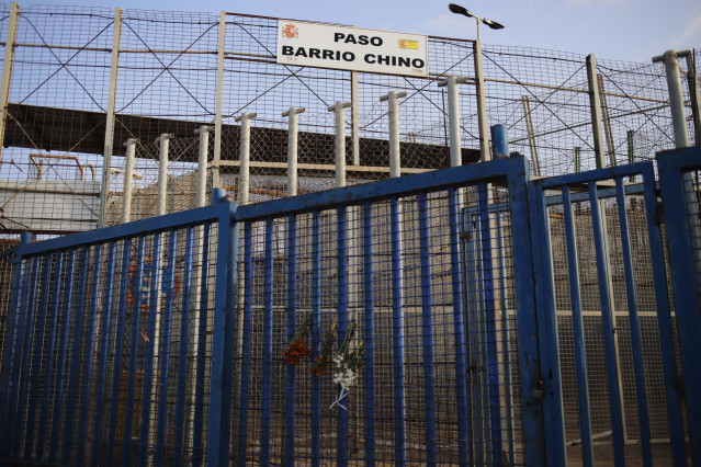 Archivo - Flores colocadas en la valla de Melilla en memoria de las víctimas de la tragedia de junio de 2022