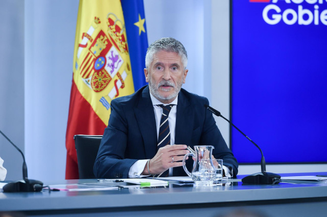 El ministro del Interior, Fernando Grande-Marlaska, interviene durante una rueda de prensa posterior a la reunión del Consejo de Ministros, en el Palacio de La Moncloa, a 1 de octubre de 2024, en Madrid (España).