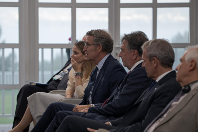 El presidente del PP, Alberto Núñez Feijóo (2i) y el presidente de la Xunta de Galicia, Alfonso Rueda (2d), durante la primera jornada del Foro de La Toja-Vínculo Atlántico, en Eurostars Gran Hotel La Toja, a 3 de octubre de 2024, en La Toja, Pontevedra,