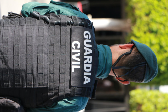 Un agente de la Guardia Civil de espaldas