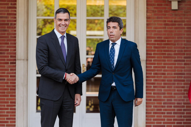 El presidente del Gobierno, Pedro Sánchez (i), durante su reunión con el presidente de la Comunitat Valenciana, Carlos Mazón (d), en el Complejo de La Moncloa, a 4 de octubre de 2024, en Madrid (España). Estas reuniones se enmarcan en la ronda que suele h