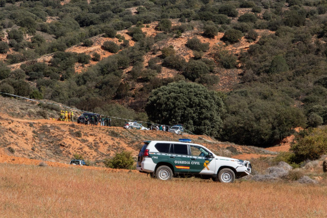 Varios vehículos de la Guardia Civil en las inmediaciones de la zona en la que ha caído el caza F18, a 4 de octubre de 2024, en Teruel.