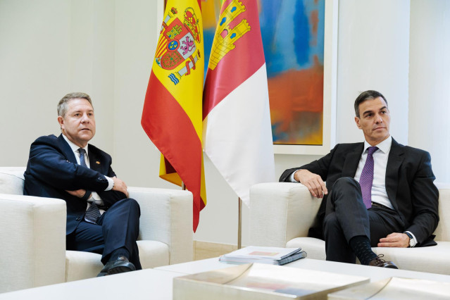 El presidente del Gobierno, Pedro Sánchez (d), durante su reunión con el presidente de Castilla-La Mancha, Emiliano García-Page (i), en el Complejo de La Moncloa.