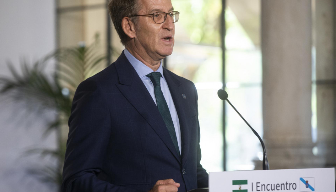Archivo - El presidente de la Xunta de Galicia, Alberto Núñez Feijóo, comparece ante los medios en el I Encuentro Andalucía-Galicia. A 22 de octubre de 2021, en Sevilla (Andalucía, España).