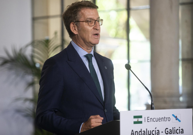 Archivo - El presidente de la Xunta de Galicia, Alberto Núñez Feijóo, comparece ante los medios en el I Encuentro Andalucía-Galicia. A 22 de octubre de 2021, en Sevilla (Andalucía, España).