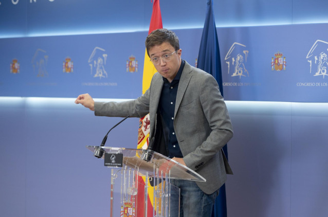 El diputado de Sumar Iñigo Errejón interviene durante una rueda de prensa posterior a la Junta de Portavoces, en el Congreso de los Diputados, a 1 de octubre de 2024, en Madrid (España).
