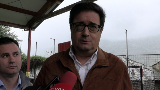El ministro Óscar López durante su participación en la Fiesta de la Rosa del Partido Socialista de Laciana (León)