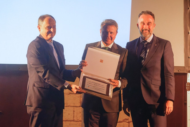 El secretario de Estado del Ministerio de Transportes y Movilidad Sostenible, y presidente de Enaire, José Antonio Santano, y el director general de Enaire, Enrique Maurer, reciben la placa al Mérito Aeronáutico de la Fundación Aeronáutica Mallorquina