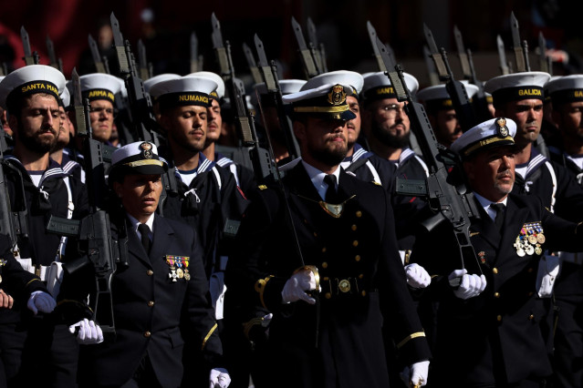 Archivo - Guardiamarinas de la Armada desfilan durante el acto solemne de homenaje a la bandera nacional y desfile militar en el Día de la Hispanidad, a 12 de octubre de 2022, en Madrid (España).