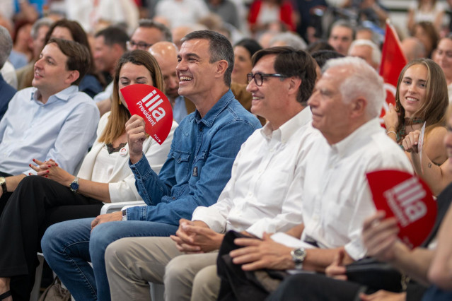 Archivo - El presidnte del Gobierno, Pedro Sánchez (3i), el Alto Representante de la Unión Europea para Política Exterior, Josep Borrell (1d), y el primer secretario del PSC, Salvador Illa (2d), durante un mitin de campaña electoral del PSC.