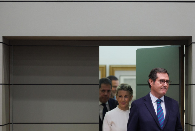 Archivo - (I-D) El presidente de CEPYME, Gerardo Cuerva, la vicepresidenta segunda y ministra de Trabajo y Economía Social, Yolanda Díaz, y el presidente de la CEOE, Antonio Garamendi.