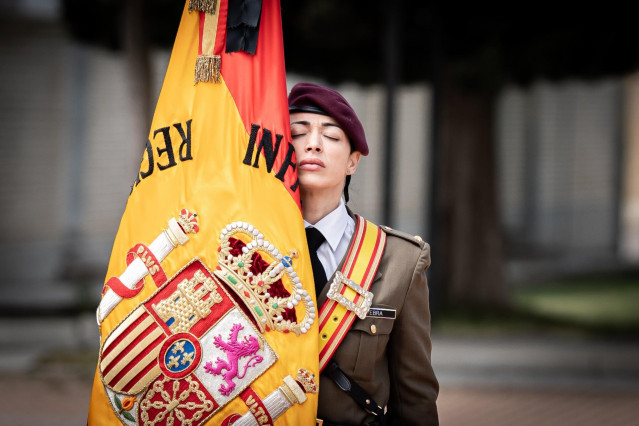 Archivo - Bandera de España, en una ceremonia militar