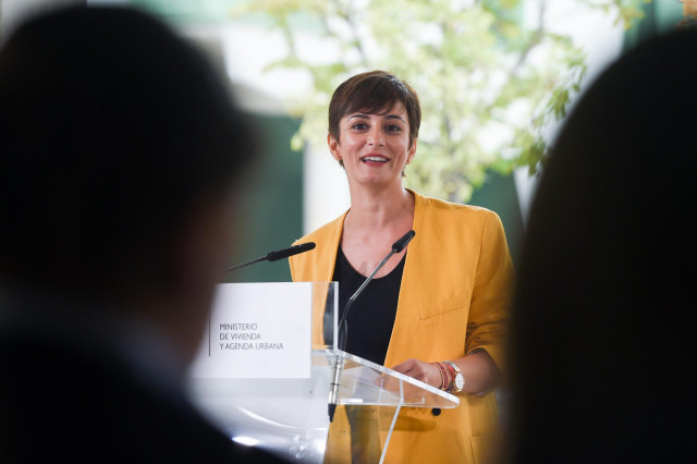 La ministra de Vivienda y Agenda Urbana, Isabel Rodríguez, comparece tras una visita a una promoción de 77 viviendas en Madrid financiadas a través del Plan Estatal de Vivienda, a 20 de septiembre de 2024, en Madrid (España).