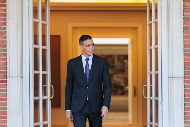 El presidente del Gobierno, Pedro Sánchez, llega a recibir al presidente de la Región de Murcia, en el Complejo de La Moncloa, a 4 de octubre de 2024, en Madrid (España).