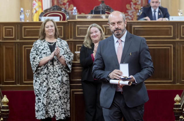 Archivo - El vicesecretario de Coordinación Autonómica y Local del PP, Pedro Rollán, recibe una Medalla de Honor durante el acto 'Por un final del terrorismo sin impunidad', en el Senado, a 18 de abril de 2023, en Madrid (España). Durante el acto, se han