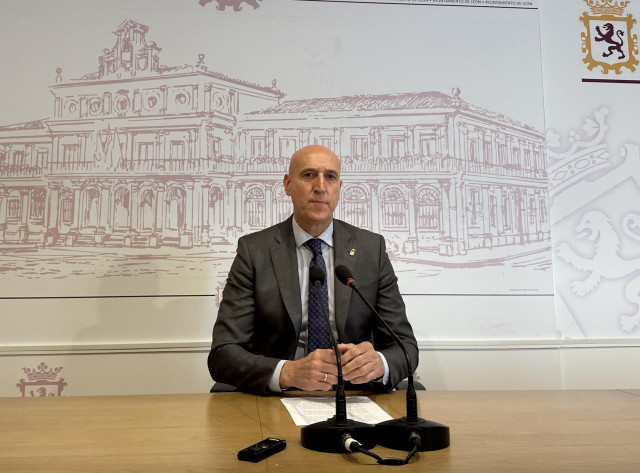 Archivo - El alcalde de León, José Antonio Diez, durante la rueda de prensa para analizar las listas de espera en la Sanidad