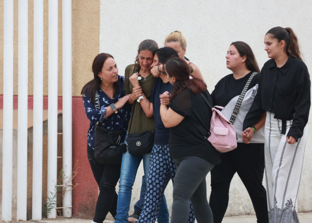 Vecinos de Guillena acuden a la capilla ardiente por la familia fallecida este domingo tras un incendio en su vivienda.