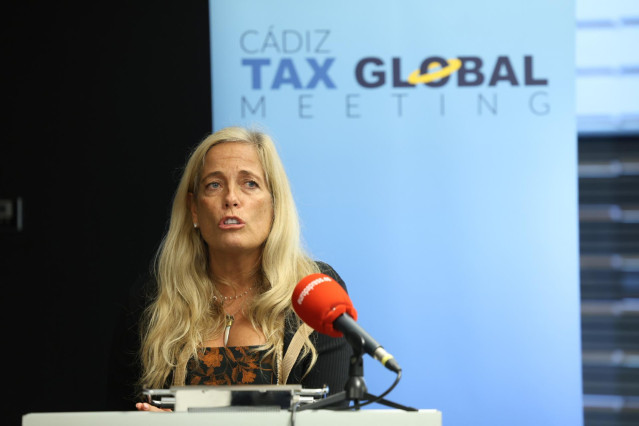 La consejera de Economía, Hacienda y Empleo de la Comunidad de Madrid, Rocío Albert (2i), en el Foro Tax Global Meeting. A 27 de septiembre de 2024, en Cádiz (Andalucía, España).