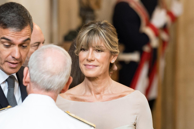 Archivo - Imagen de archivo del presidente del Gobierno, Pedro Sánchez (i), y su mujer, Begoña Gómez (c).