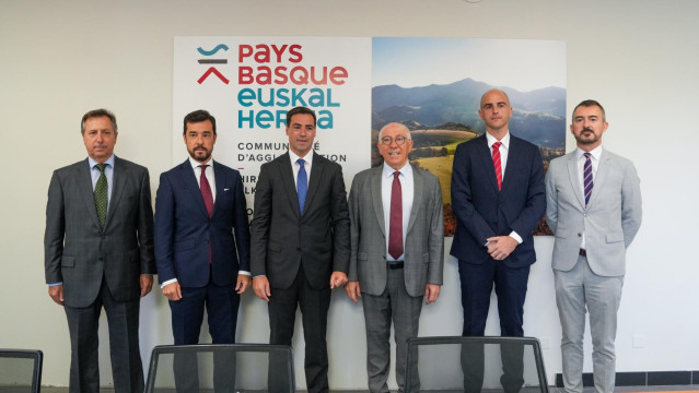 El Lehendakari, Imanol Pradales, y el presidente de la Comunidad de Iparralde, Jean René Etchegaray, reunidos en Bayona