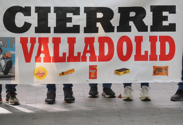 Varias personas sujetan una pancarta durante una manifestación en defensa de la fábrica de Bimbo