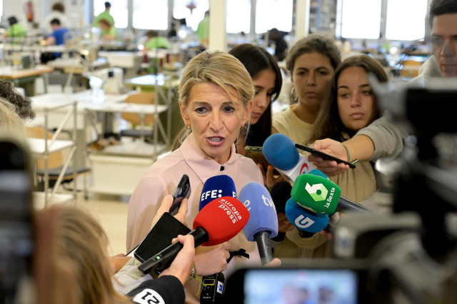 Archivo - La vicepresidenta segunda del Gobierno, Yolanda Díaz, atiende a los medios tras una visita a instalaciones de Inditex