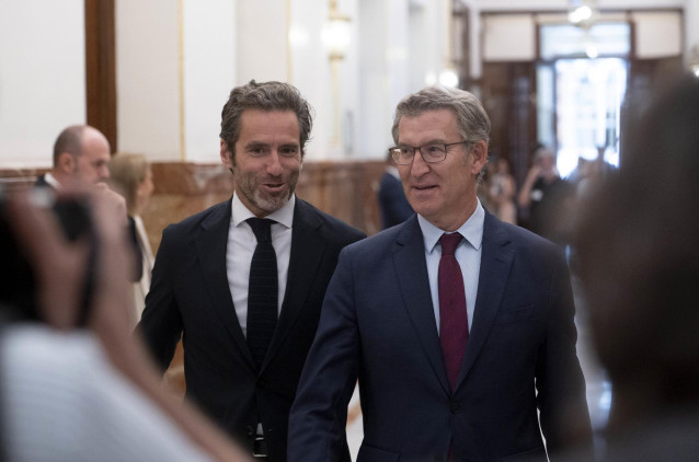 El portavoz del PP, Borja Sémper, y el presidente del PP, Alberto Núñez Feijóo, salen de una sesión plenaria en el Congreso de los Diputados, a 11 de septiembre de 2024, en Madrid (España).