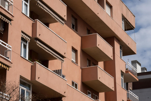 Archivo - Fachada de un edificio en Barcelona, Cataluña (España).