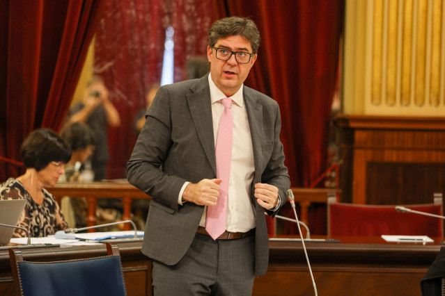 Archivo - El conseller de Turismo, Cultura y Deportes del Govern balear, Jaume Bauzá, en el Parlament. Archivo.