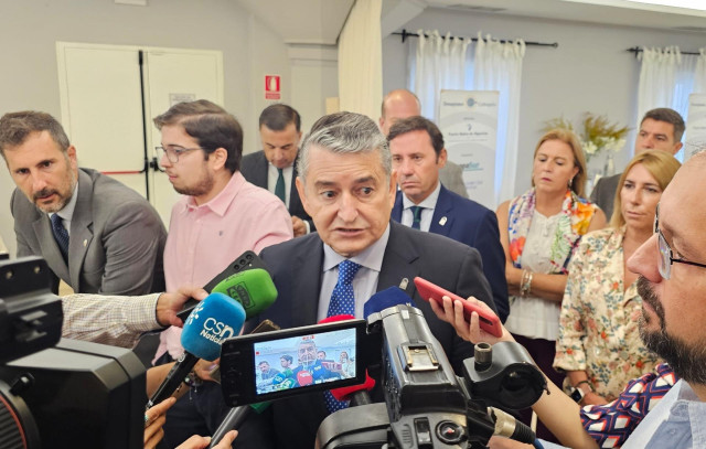 Antonio Sanz atiende a los perioditas en Algeciras.