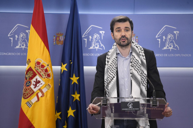 El diputado de Podemos Javier Sánchez Serna durante una rueda de prensa anterior a la reunión de la Junta de Portavoces, en  el Congreso de los Diputados, a 8 de octubre de 2024, en Madrid (España).