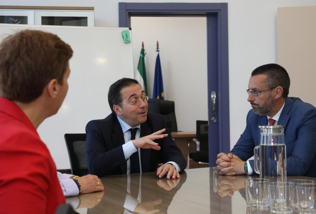 Archivo - El ministro José Manuel Albares reunido con el alcalde de La Línea, Juan Franco, en la última visita del ministro al municipio.