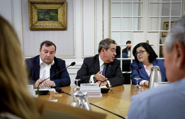 El síndic de Vox, José Mª Llanos, conversa con la portavoz adjunta del PP en Les Corts Nieves Martínez en la junta de síndics