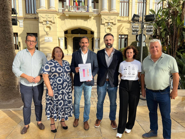 El portavoz del PSOE de Málaga, Daniel Pérez, y otros ediles socialistas en la puerta del Ayuntamiento de la ciudad