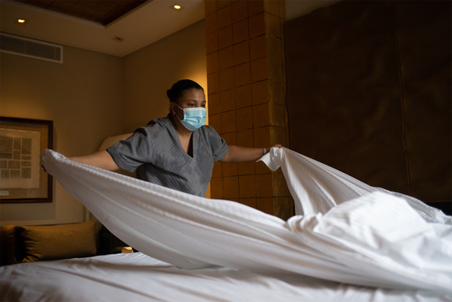 Archivo - Una camarera de pisos cambia las sábanas de una cama de una habitación del Hotel Claris, en Barcelona, Catalunya (España), a 4 de noviembre de 2020. El pasado 29 de octubre el Gobierno de la Generalitat anunció nuevas medidas para combatir el co