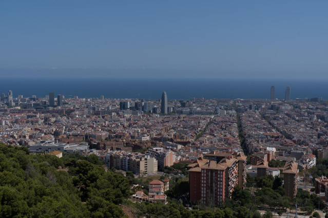 Archivo - Vista panorámica de Barcelona.