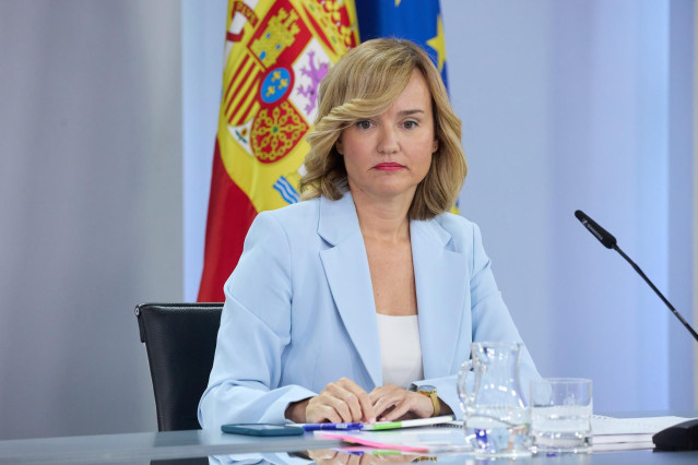La ministra Portavoz y de Educación y Deporte, Pilar Alegría, durante una rueda de prensa posterior al Consejo de Ministros, en el Palacio de la Moncloa, a 8 de octubre de 2024, en Madrid (España).