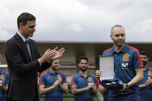 Archivo - Pedro Sánchez e Iniesta en la despedida de la selección