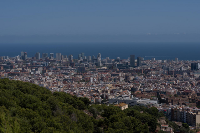 Archivo - Vista panorámica de Barcelona.